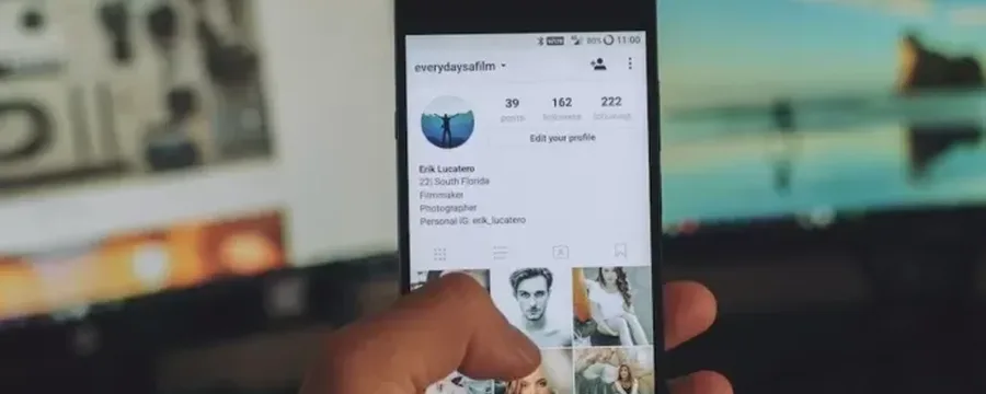 Facebook und instagram ads auf einem Smartphone