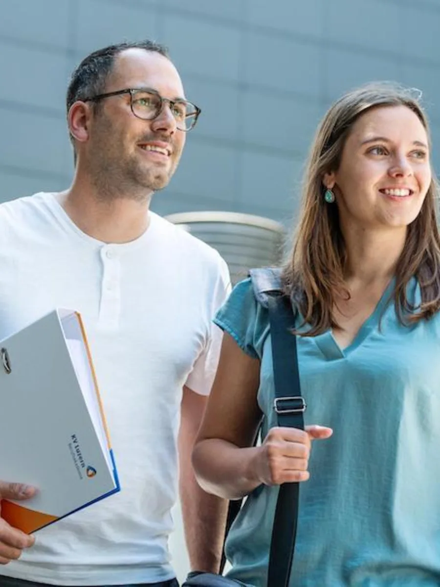 2 Studierende als Symbolbild für das Social Media Marketing Agentur Projekt beim KV Luzern