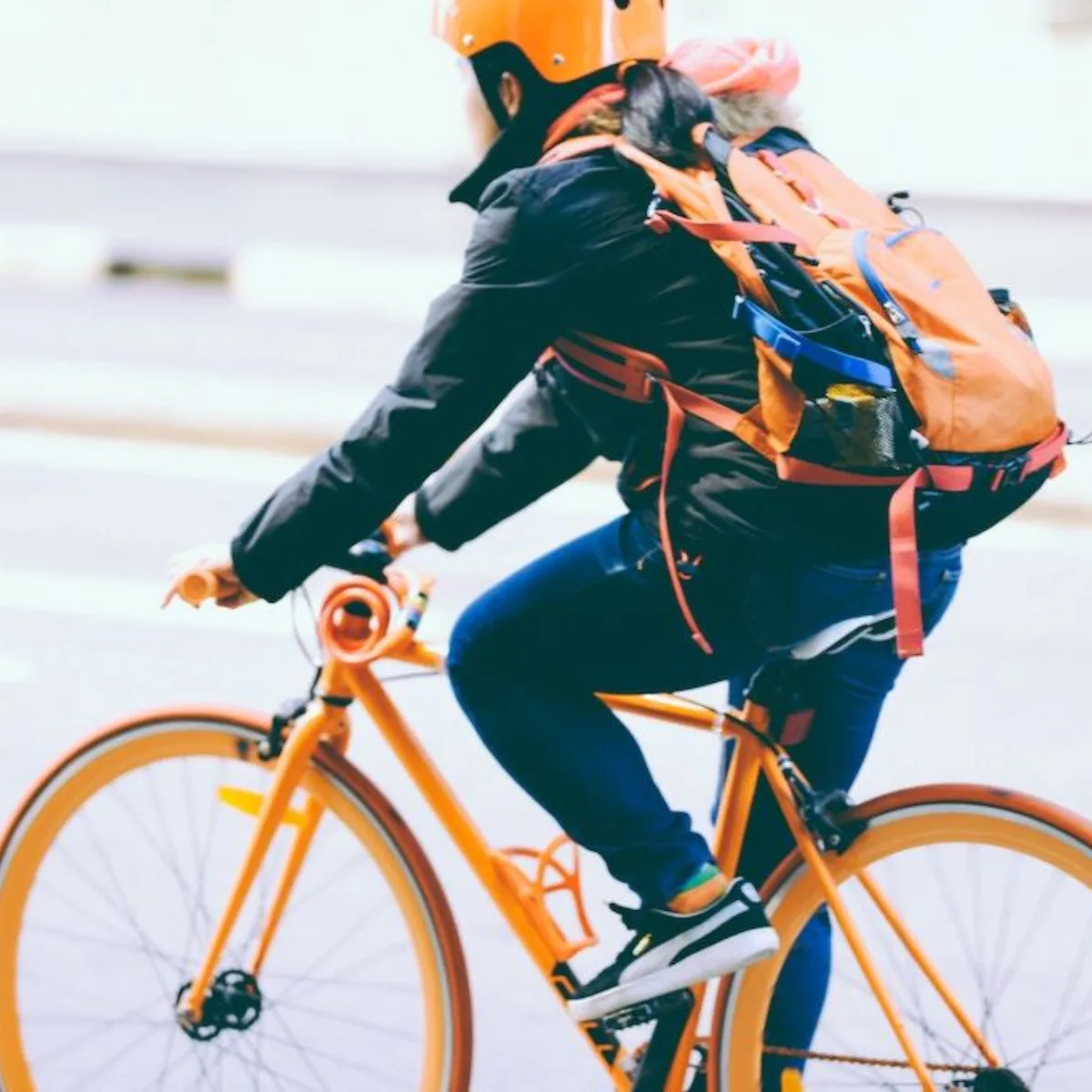 Fahrradfahrer im Strassenverkehr als Symbolbild für das SEO und SEA Agentur Projekt mit BFU.