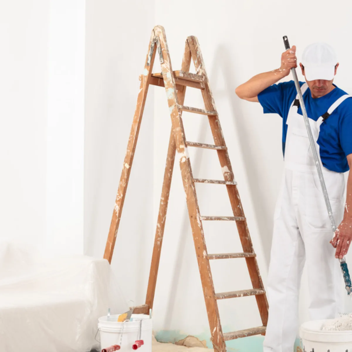 Handwerker mit Leiter als Symbolbild für das Projekt als SEO-Agentur für renovero.ch